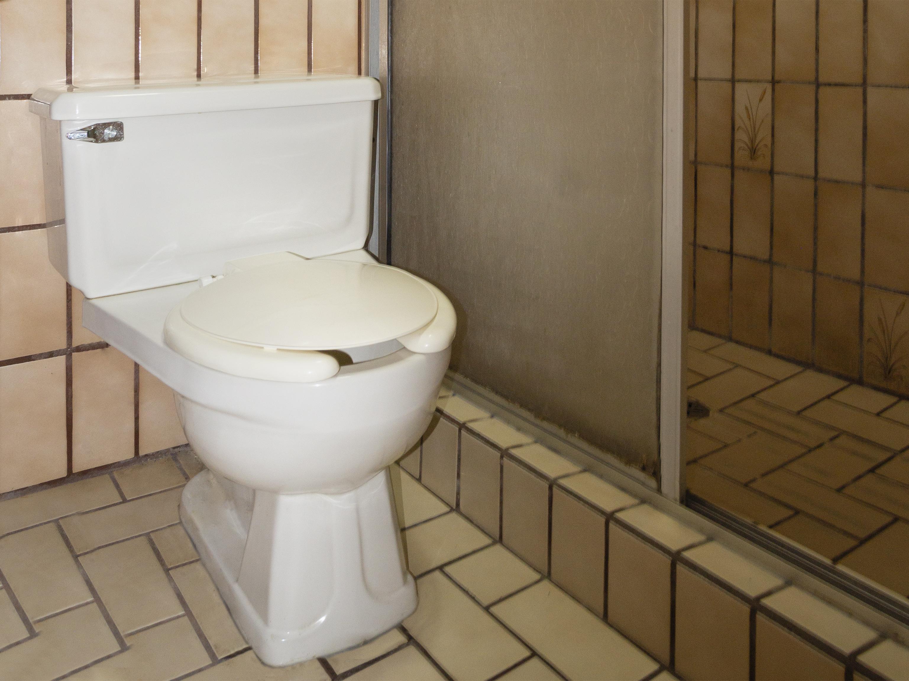 OYO Hotel Hacienda Don Luis, Rosarito Exterior foto A modern western toilet