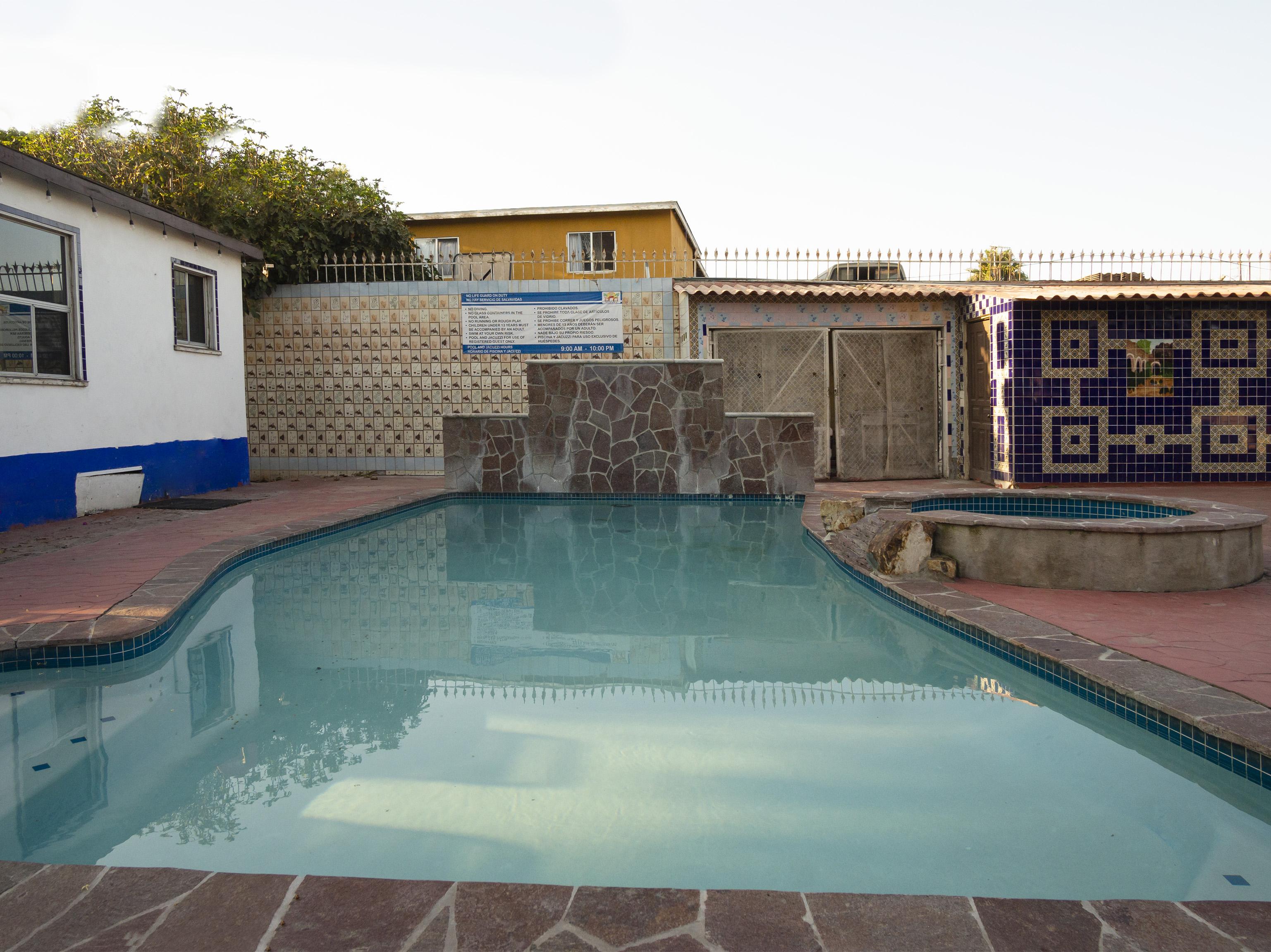 OYO Hotel Hacienda Don Luis, Rosarito Exterior foto A swimming pool in a house in Soweto, South Africa